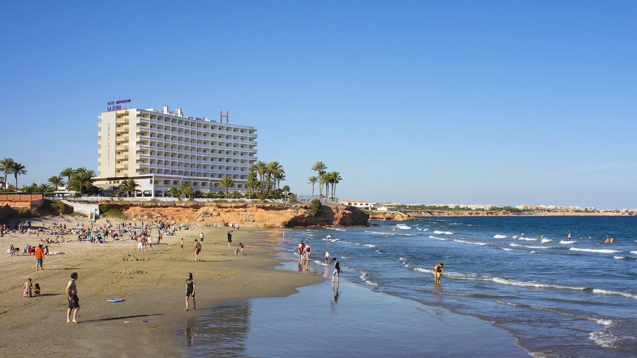 Playa al pie del Hotel La Zenia