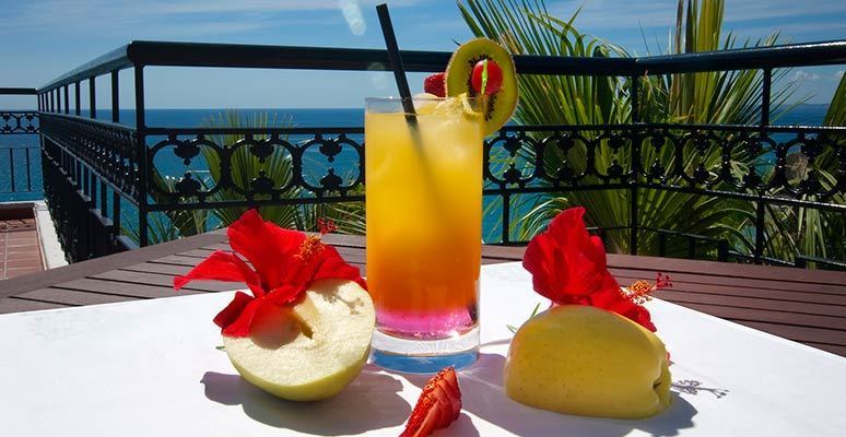 Cóctel de manzana en el Hotel Servigroup Montíboli