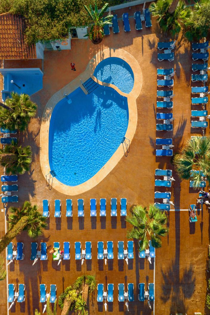 Vista aérea piscina hotel Romana