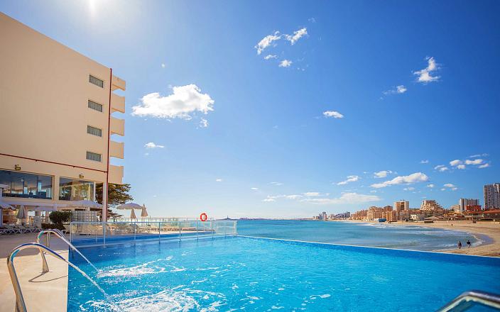 Piscina con vistas al mar del hotel Galua en la Manga del Mar Menor