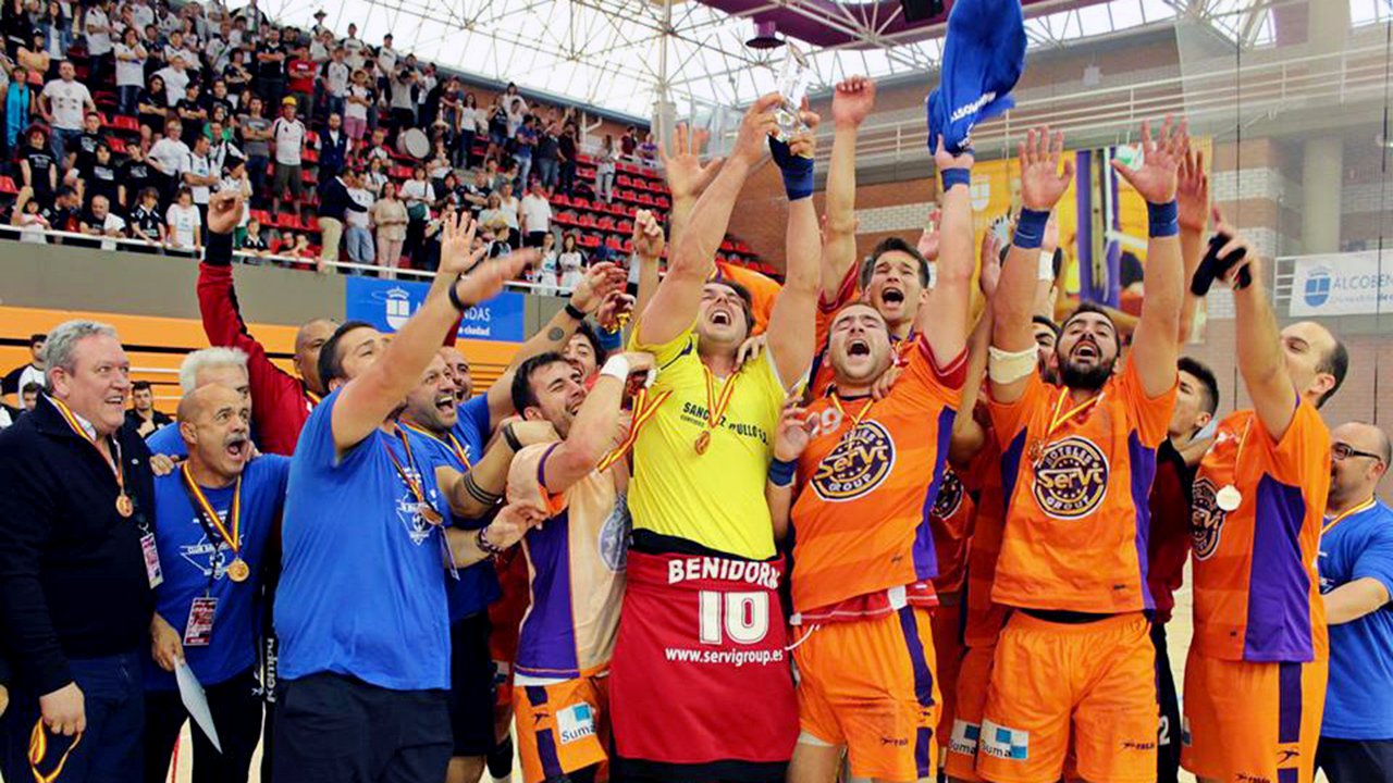 El equipo de balonmano Benidorm celebrando la victoria