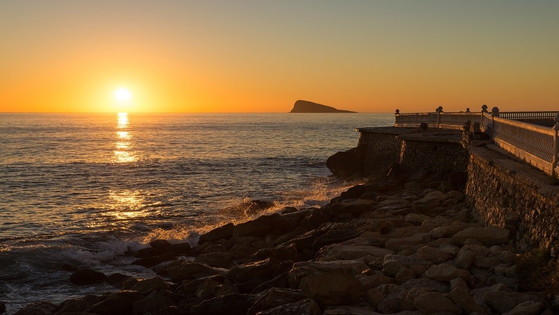 atardecer en la isla de benidorm