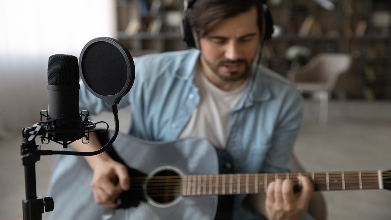Cantante ensayando