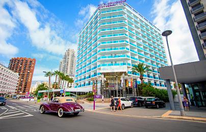 Entrada del hotel Calypso Benidorm