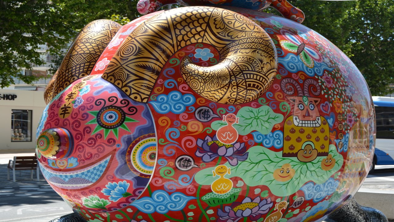 Escultura de una cabra de colores