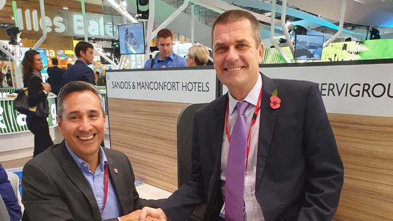 El director comercial de Servigroup, Carlos Bárcenas, junto al CEO de Jet2holidays, Steve Heapy Encuentro entre Hoteles Servigroup y Jet2Holidays