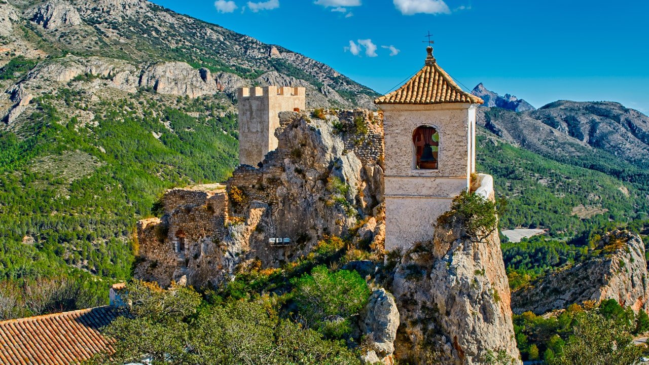 Panorámica de Guadalest con la sierra al fondo