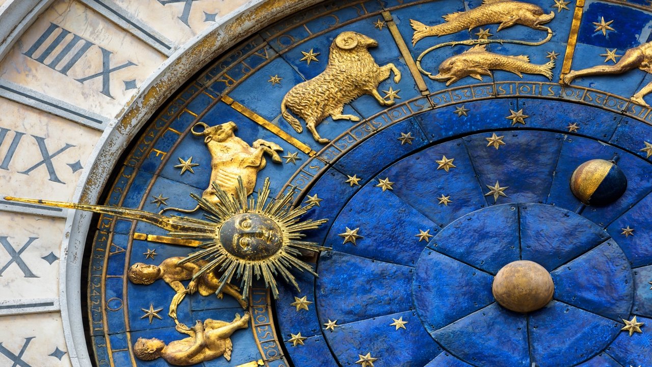 Signos del zodiaco en un reloj
