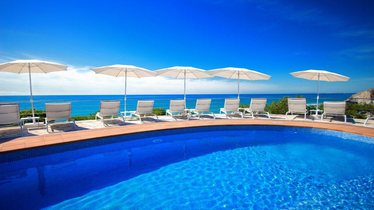 Piscina sobre el acantilado del Hotel Servigroup Montíboli
