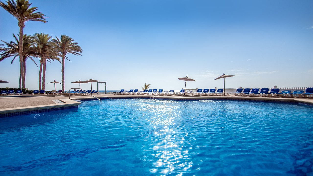 Piscina con el cielo azul