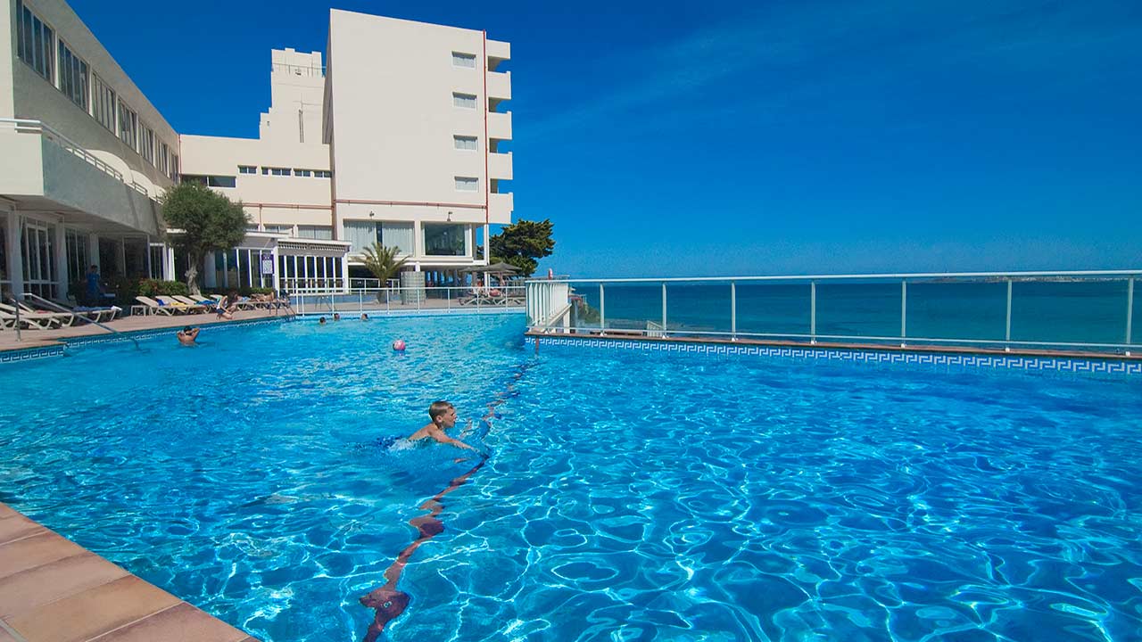 Piscina del con bañistas