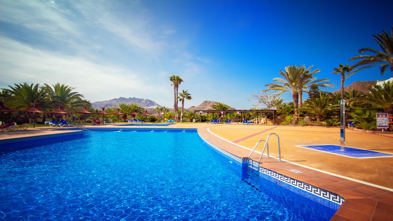 Piscina en primera línea del mar