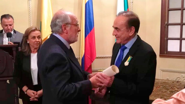 José María Caballé recibiendo el Diploma acreditativo