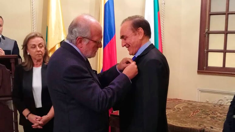 José María Caballé recibiendo la medalla Escudo de Caldas