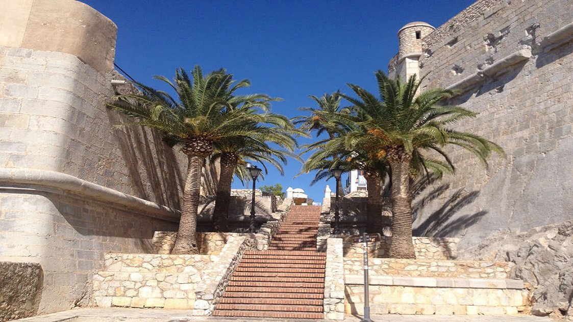 Escalnata apalmerada de la rampa