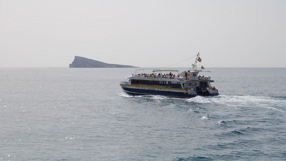 Barco llegando a la Isla de Benidorm