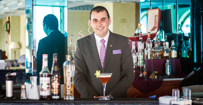 Barman del Montíboli y su cóctel Miracle