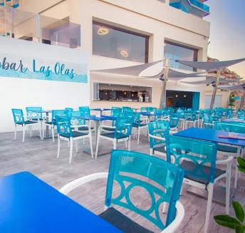 Bar en primera línea de playa en el hotel Koral Beach