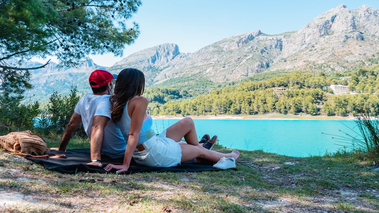 Embalse de agua turquesa en Guadalest