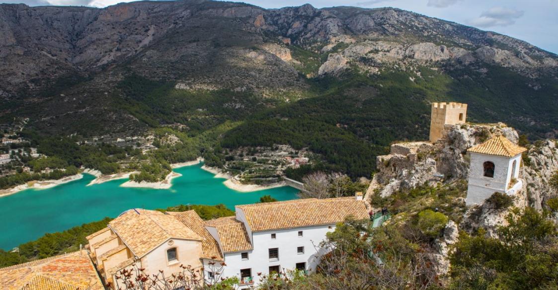 Panorámica de Guadalest desde su castillo