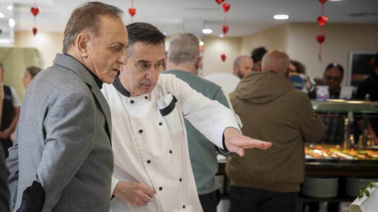 José María Caballé supervisando el buffet