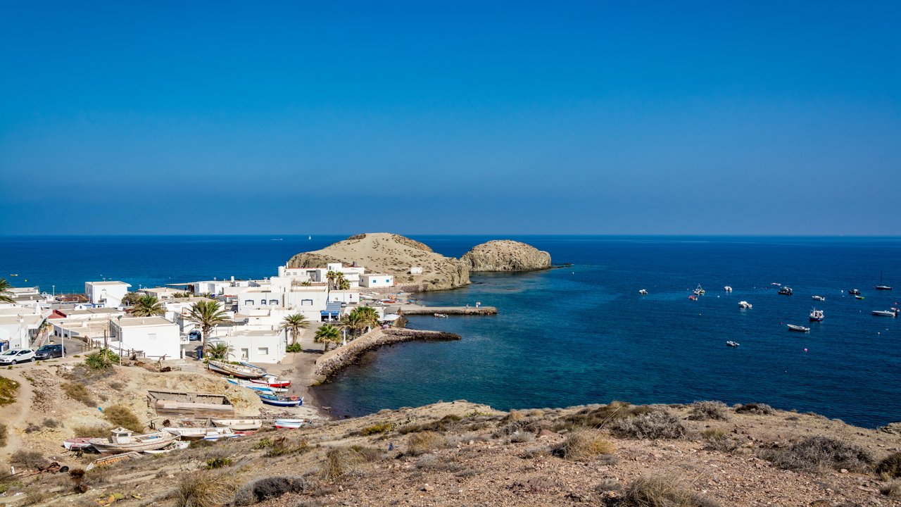 Pueblo Isleta del Moro en la costa de Almería