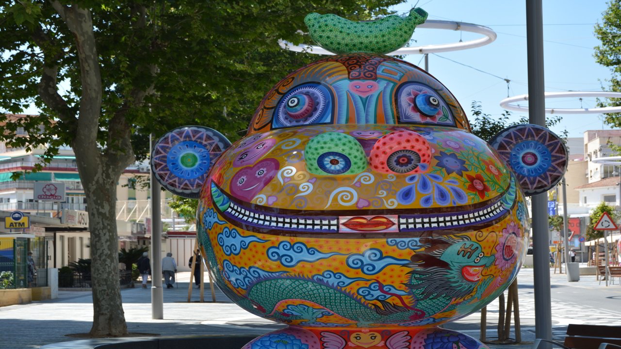 Figura de un mono de colores