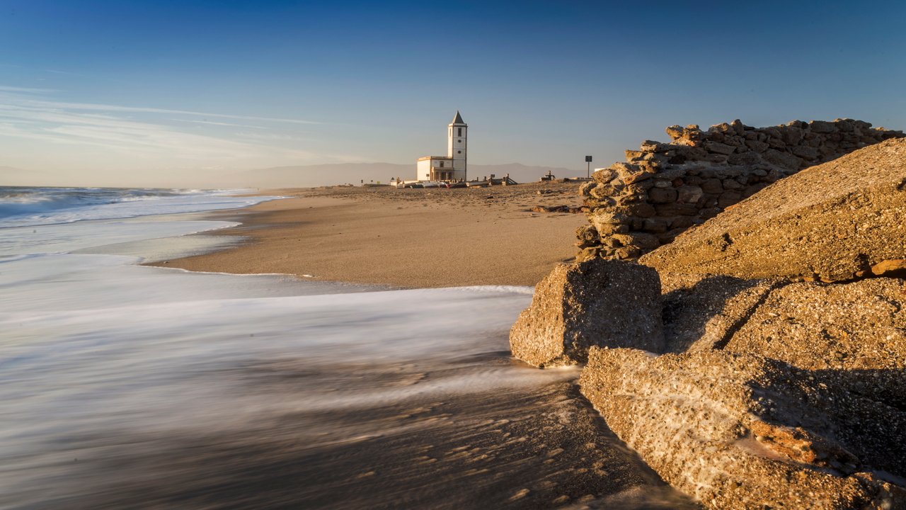 Iglesia blanca en la playa