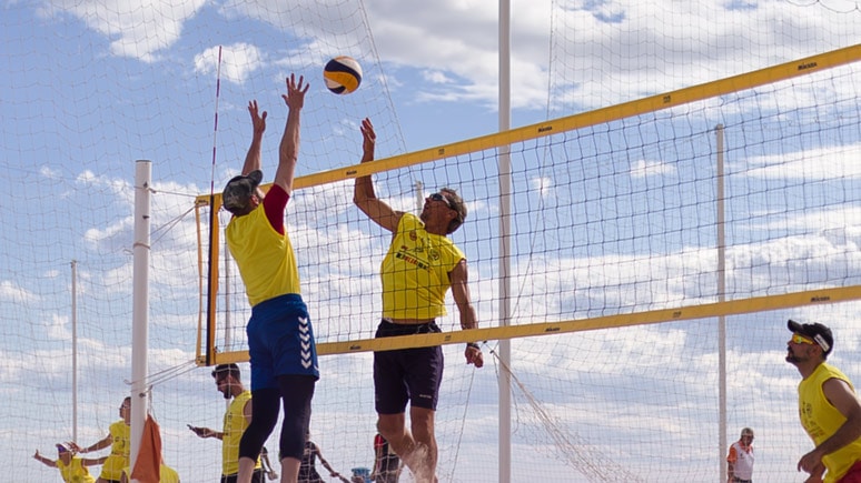 Jugadores compitiendo Open Servigroup Beach Volley