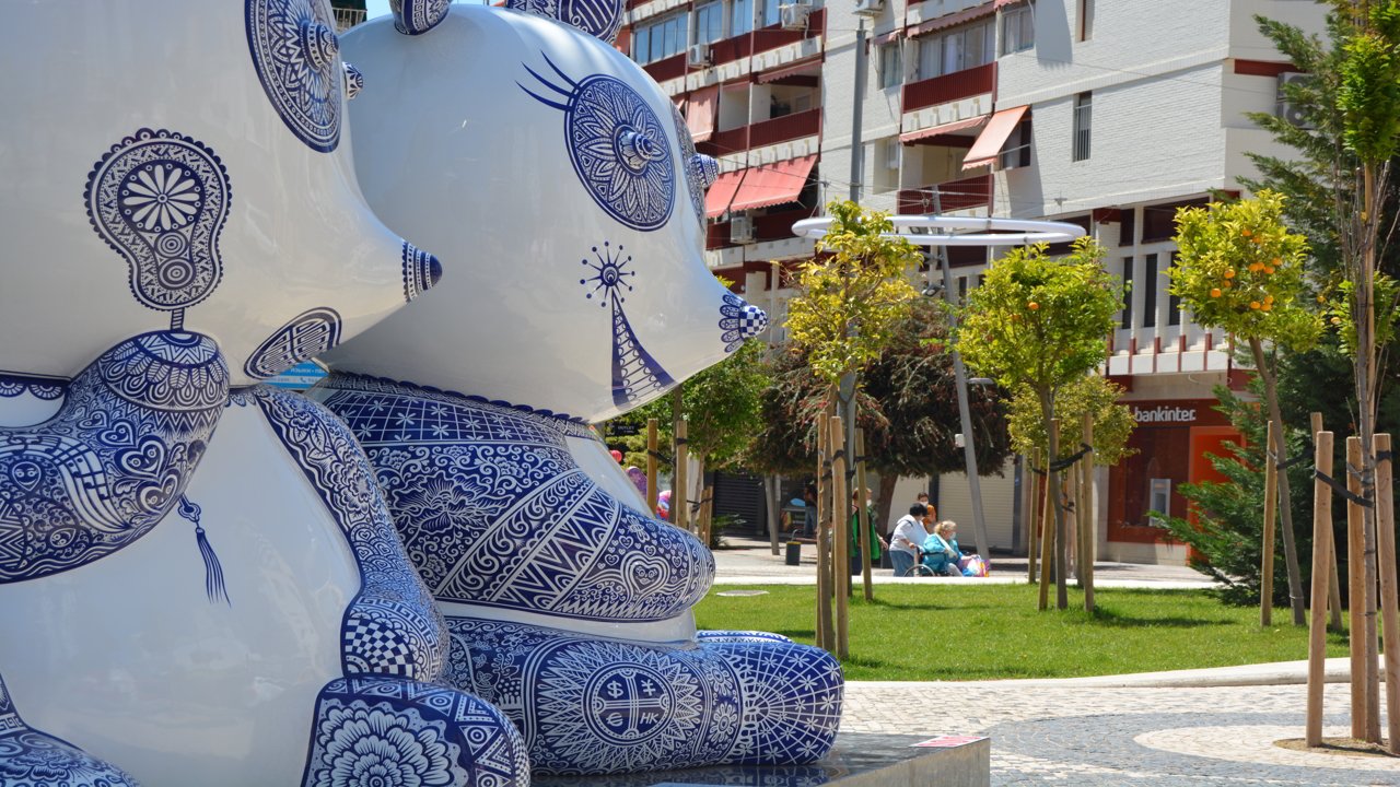 Dos osos panda en un parque