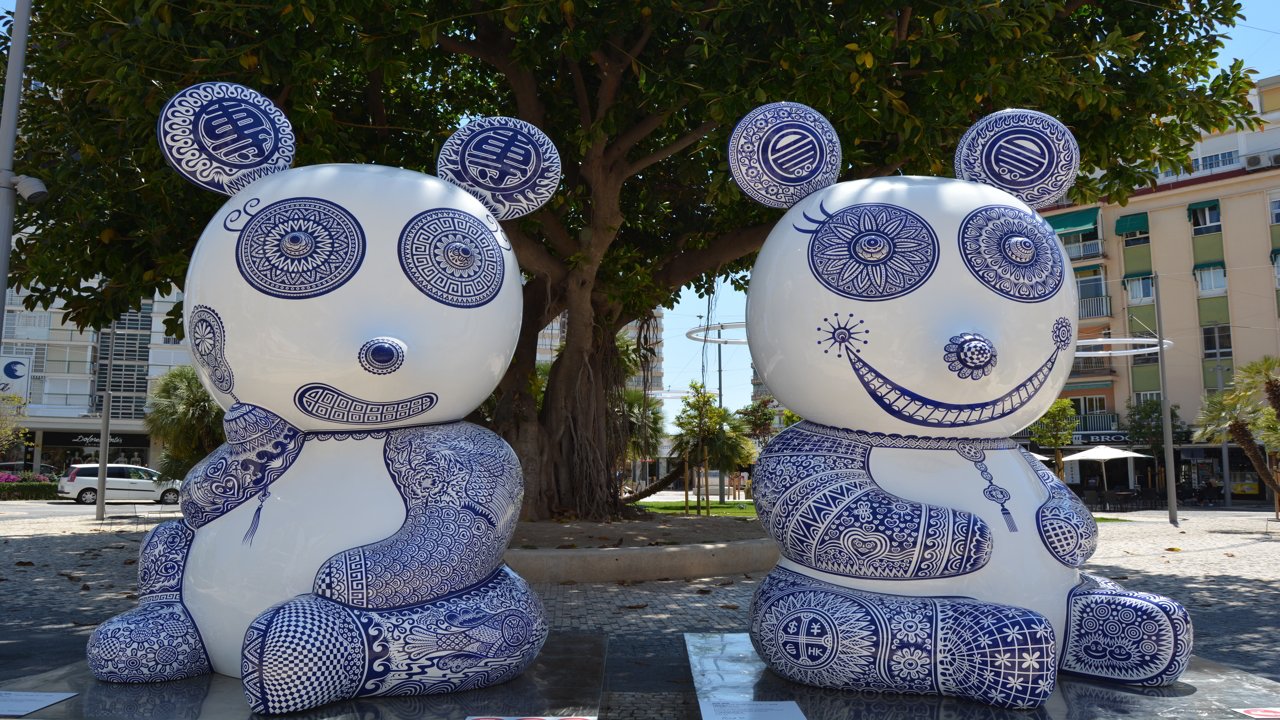 Esculturas de osos panda en la calle