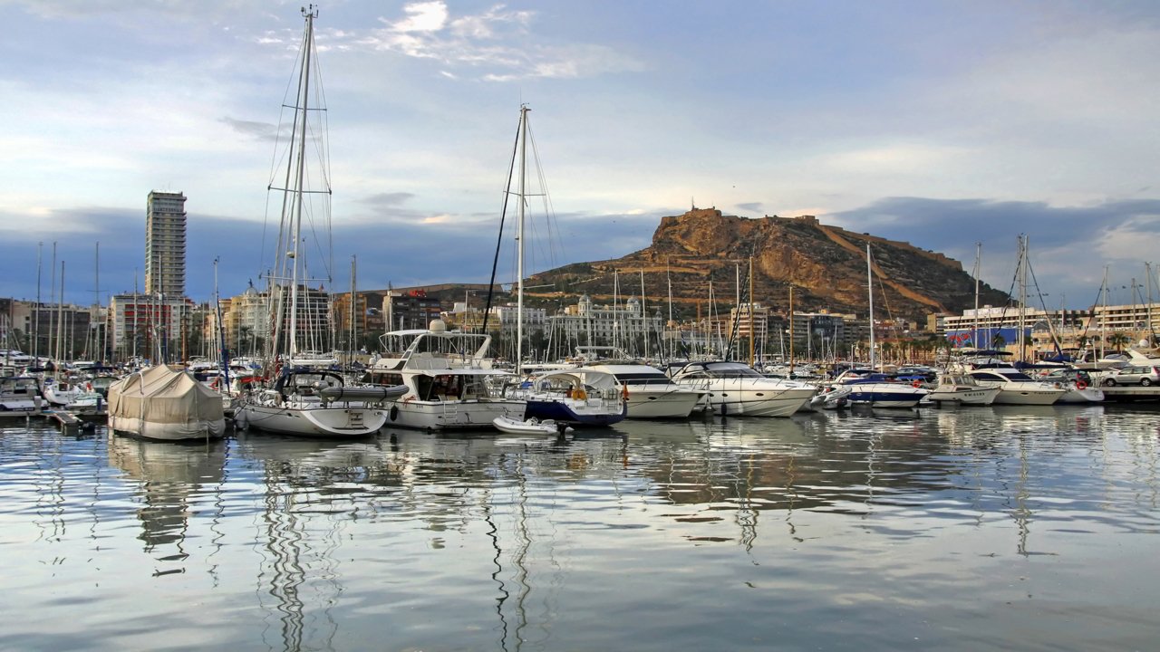 Barcos en el puerto de Alicante