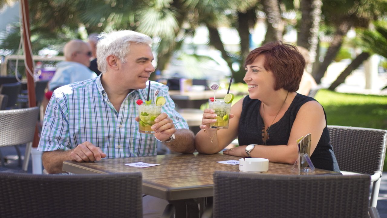 Pareja en una terraza