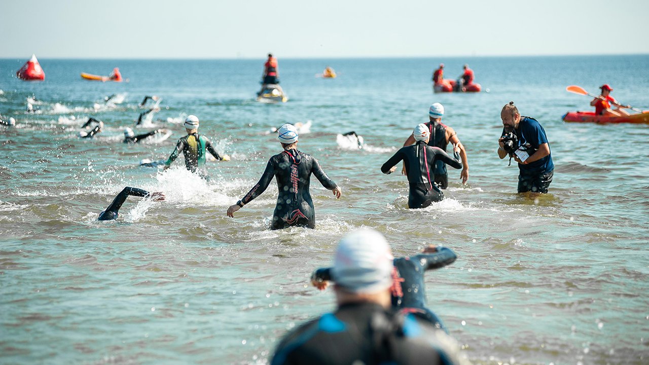 Participantes triatlón natación