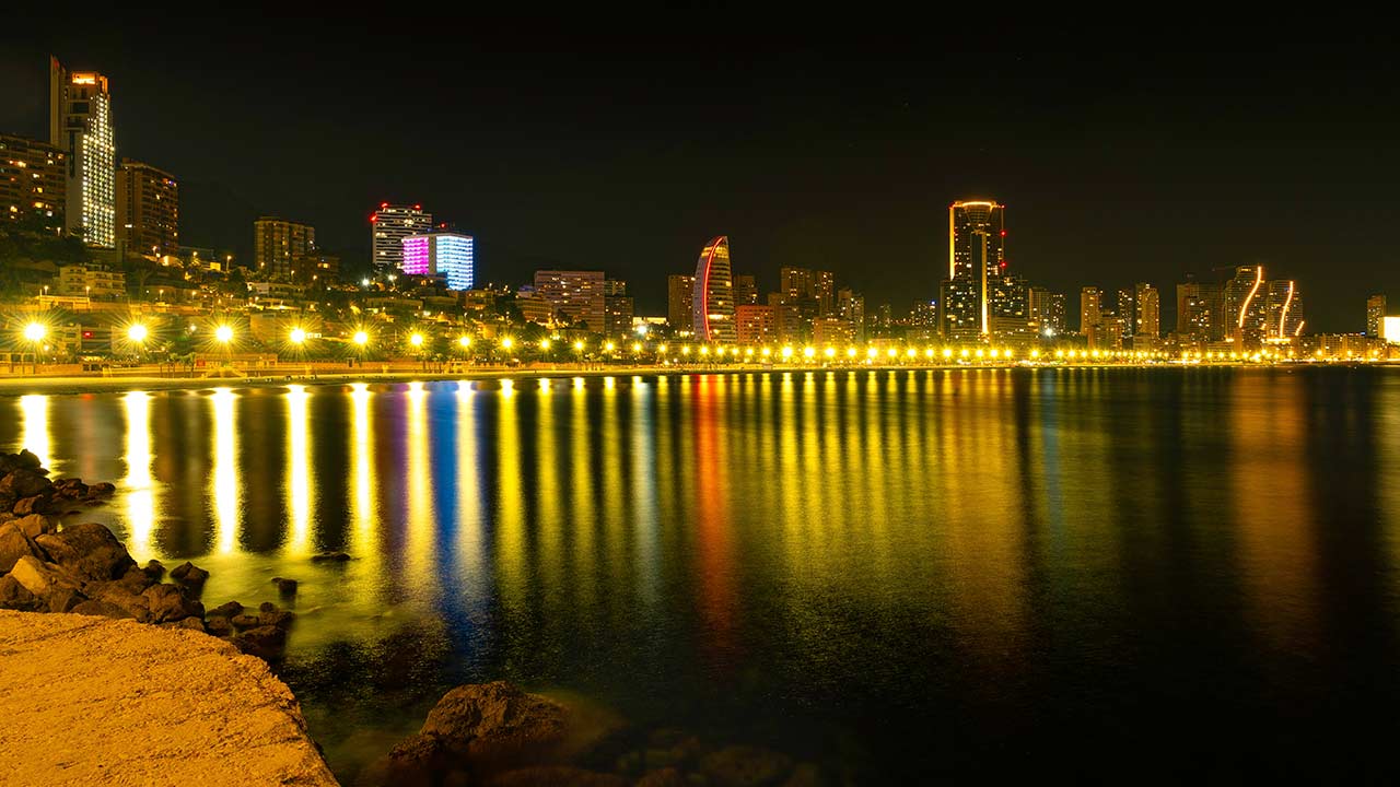 Paseo marítimo de Benidorm iluminado de noche