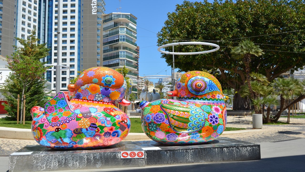 Figuras de patos de colores en un parque