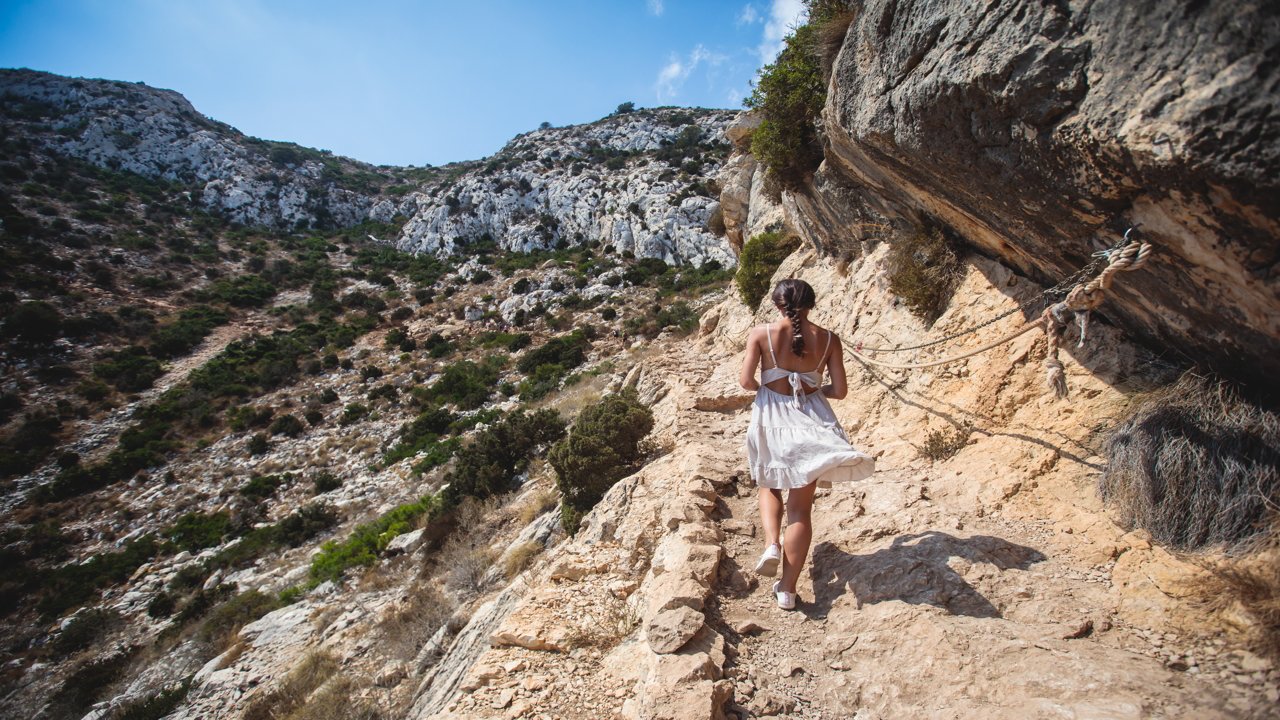 Mujer caminando por el sendero 