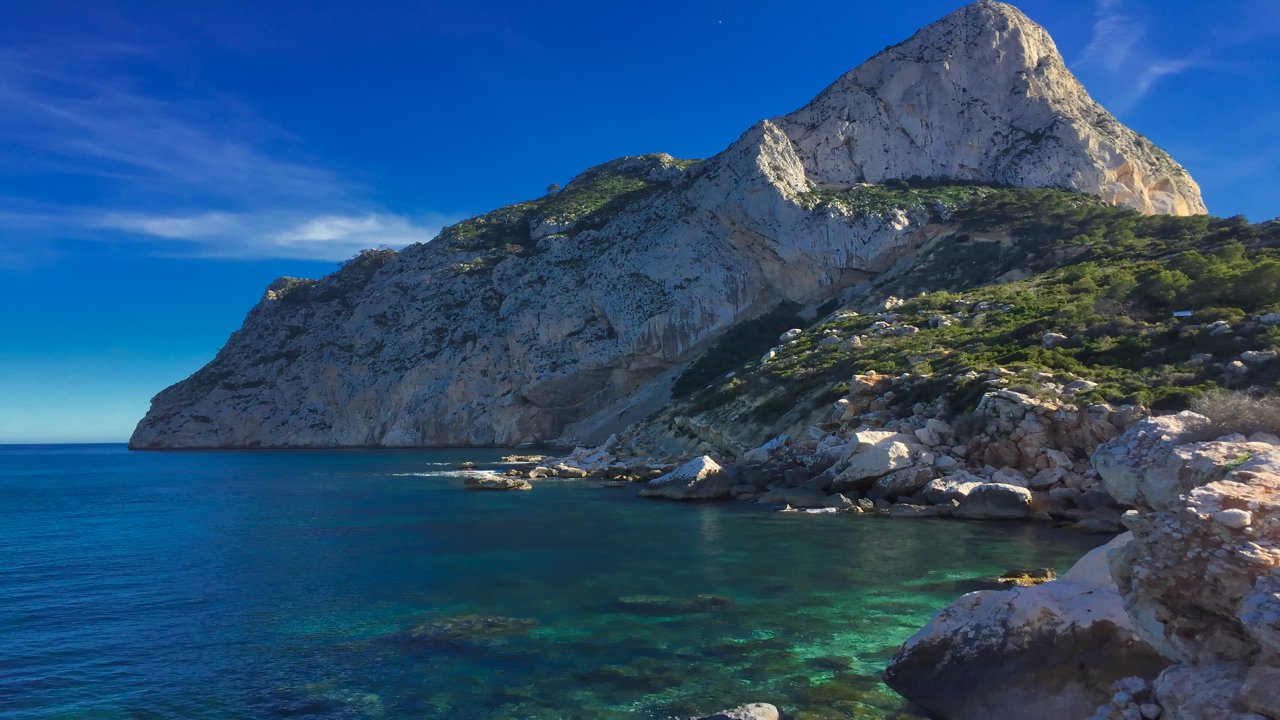 La orilla del mar junto al Peñón
