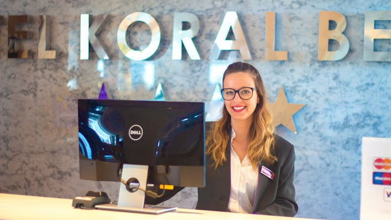 Recepcionista del Hotel Koral Beach Trabajadora de Servigroup