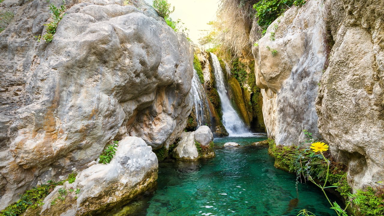 Piscina natural entre montañas