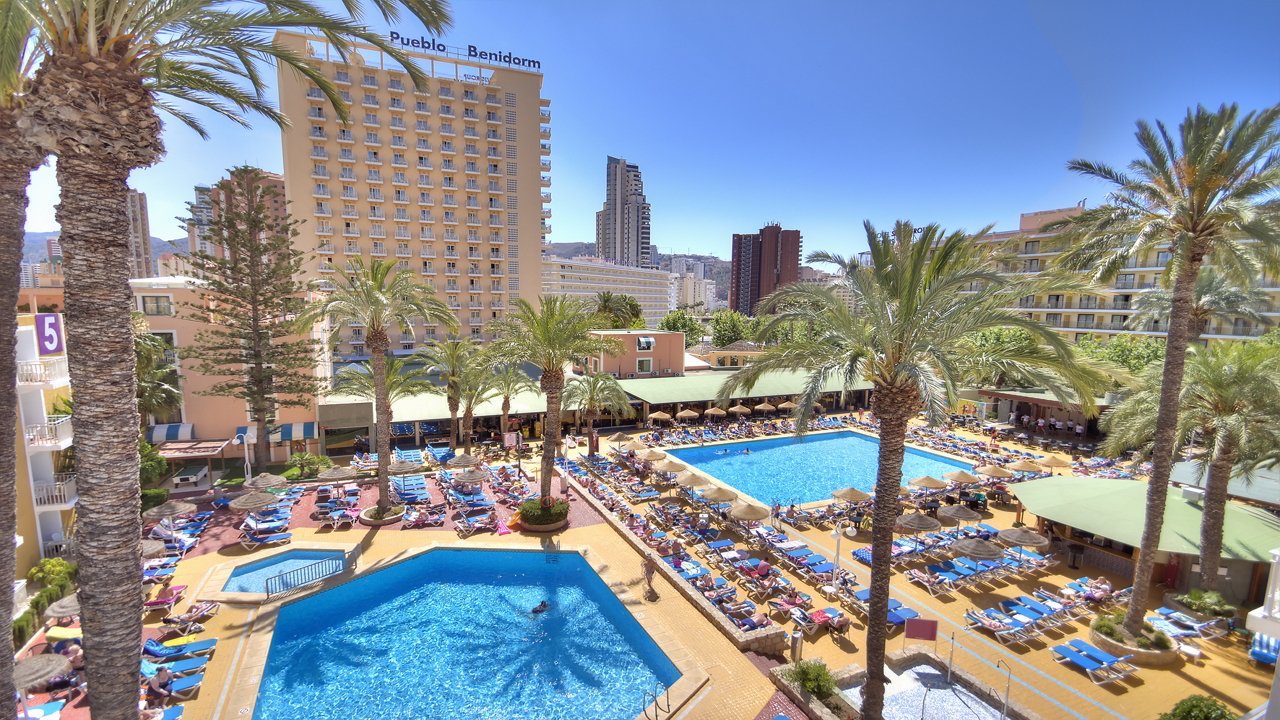 Zona de la piscina del Hotel Pueblo Benidorm