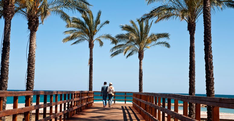 Pareja paseo playa Benicàssim