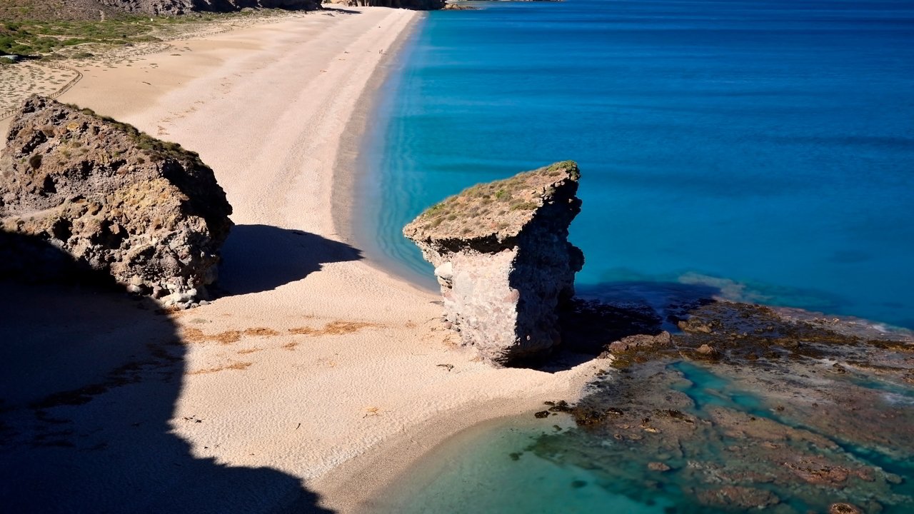 Agua turquesa de la Playa de los Muertos
