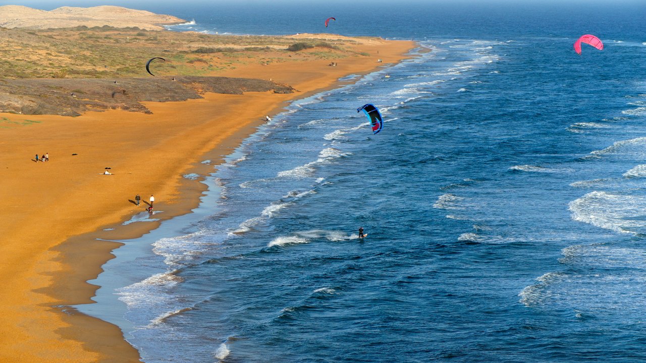Surferos en Playa Larga de Calblanque