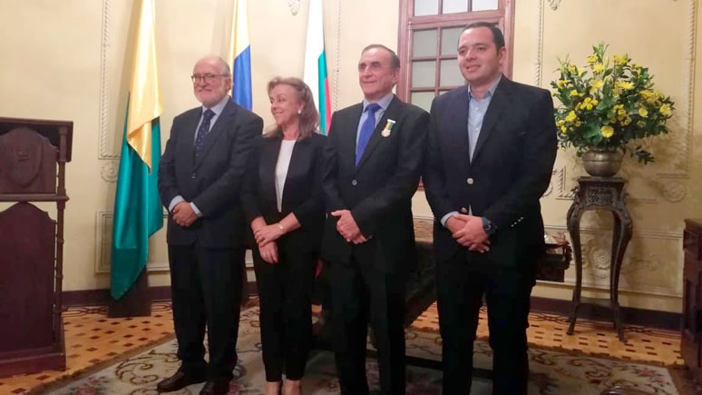 José María Caballé, junto al gobernador de Caldas y su esposa, y el alcalde de Manizales