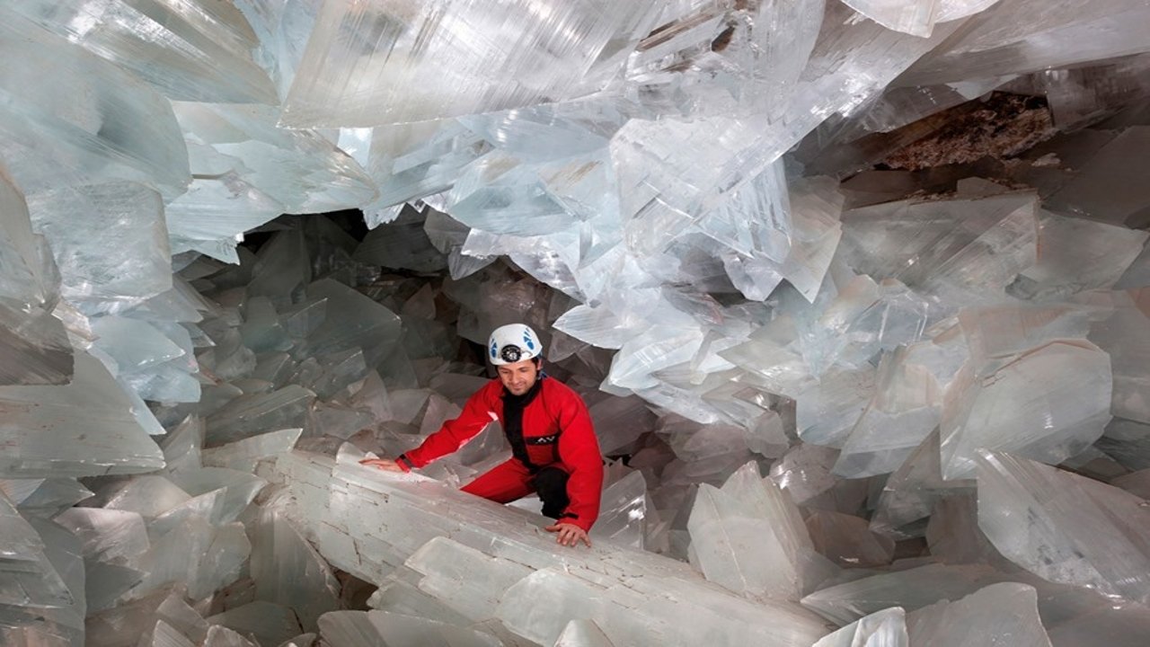 Visitante en la Geoda gigante
