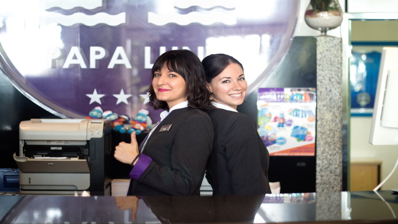 Recepcionistas del Hotel Servigroup Papa Luna