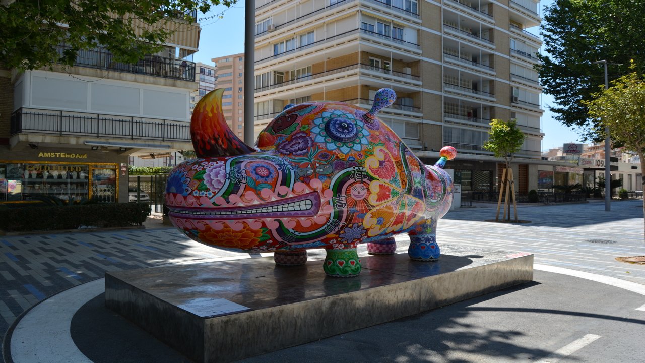 Escultura rinoceronte de colores