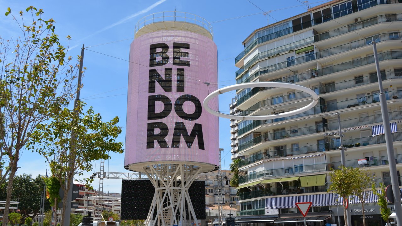 Torre en la avenida Mediterráneo de Benidorm