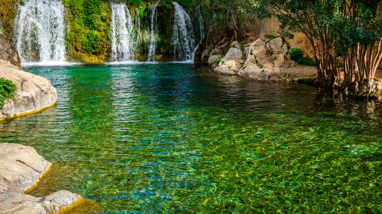 Bañarse en les fonts de l'algar